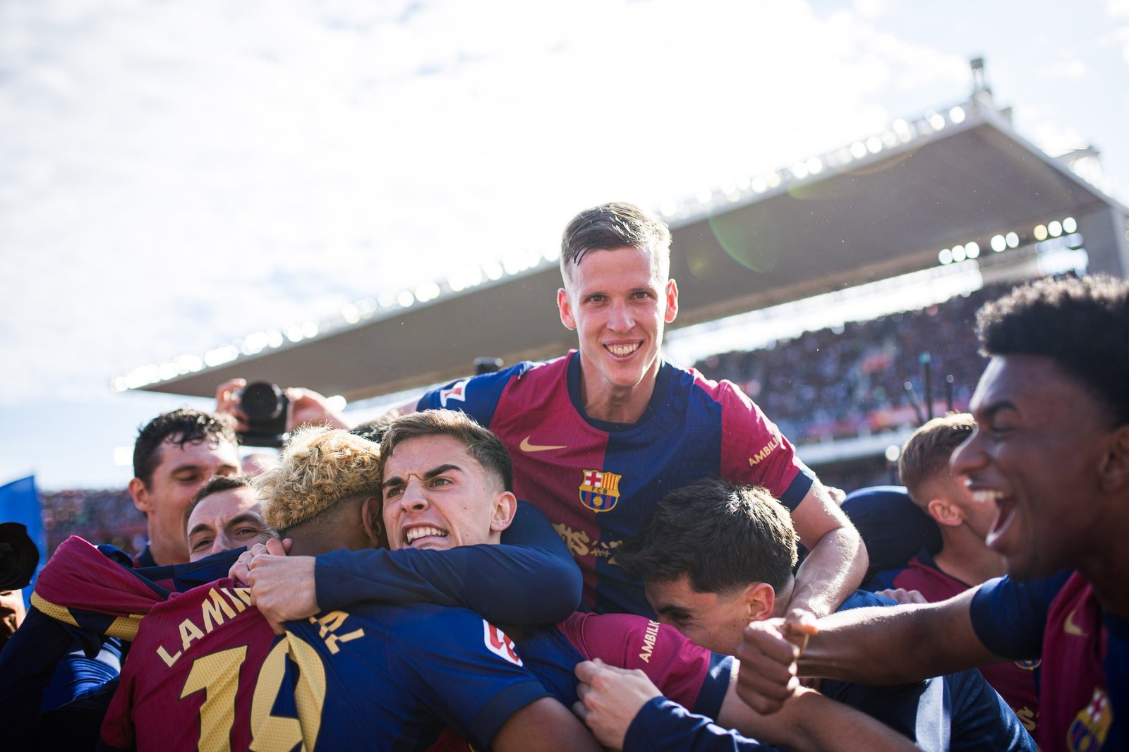برشلونة يتوّج بالدوري الإسباني ويكمل الثلاثية